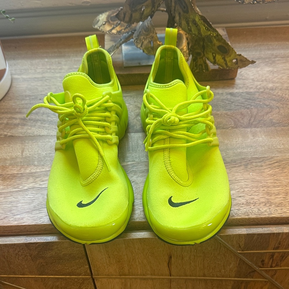 Women’s size 10 nike shoes.  Never wore you will love these.